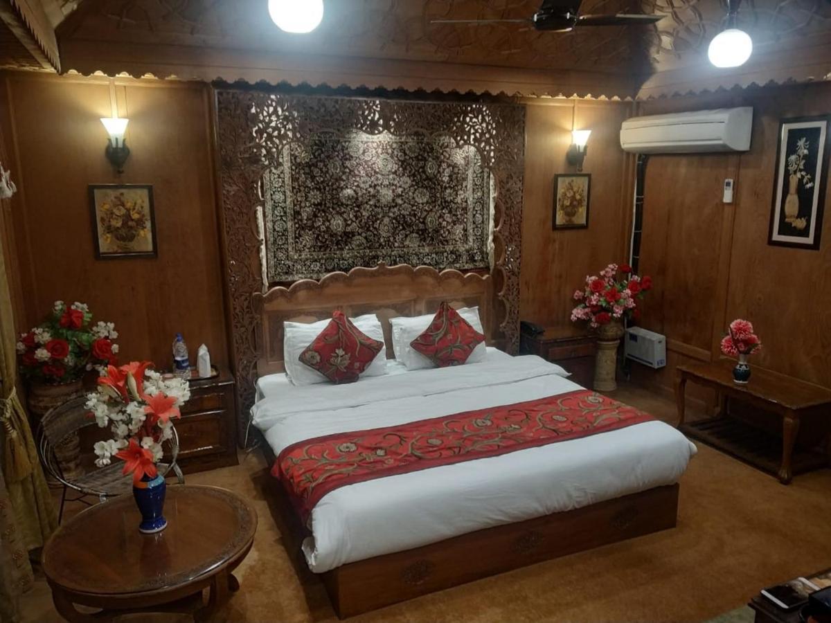 The Mughal Sheraton Houseboat Hotel Durgjan Kültér fotó