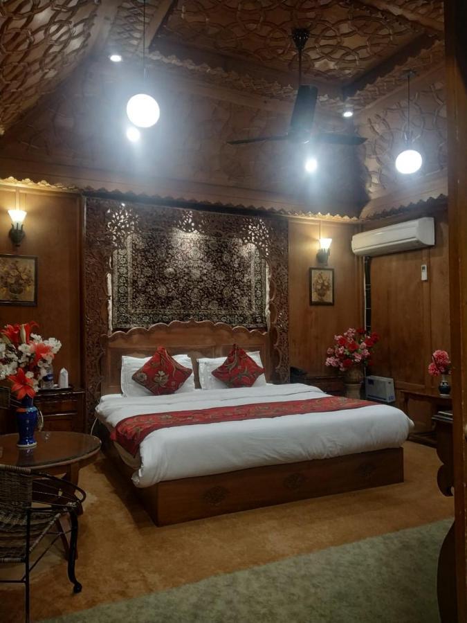 The Mughal Sheraton Houseboat Hotel Durgjan Kültér fotó