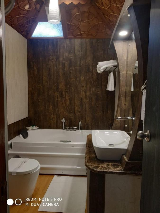 The Mughal Sheraton Houseboat Hotel Durgjan Kültér fotó