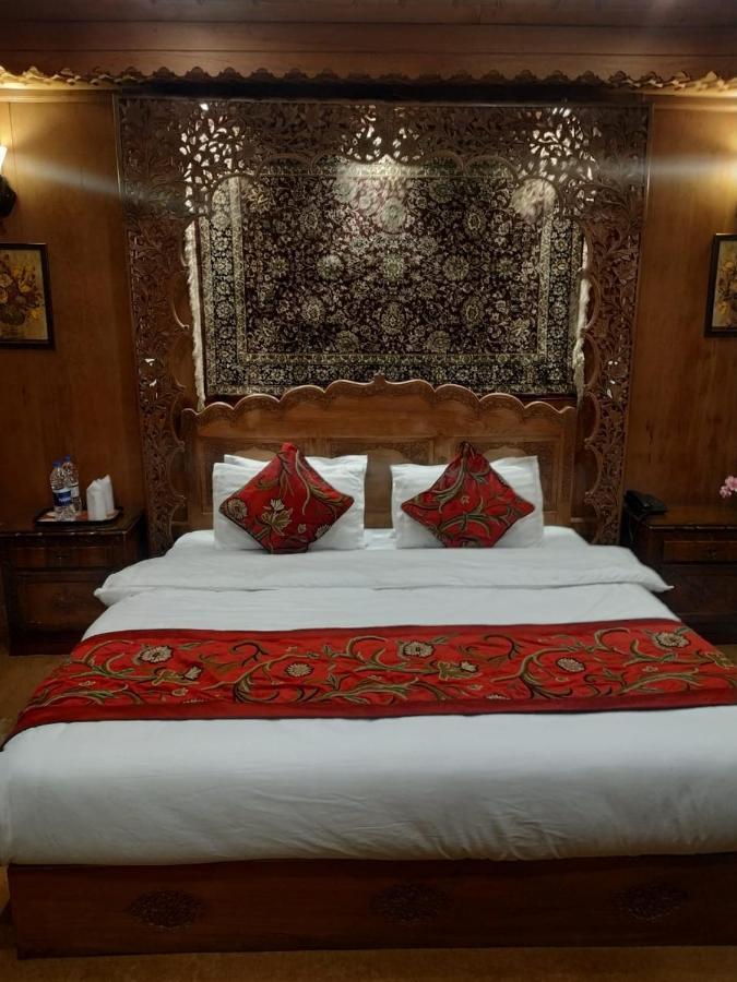 The Mughal Sheraton Houseboat Hotel Durgjan Kültér fotó